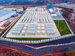 Hibrid nátrium-lítium akkumulátoros energiatároló állomás. (Kép forrása: Xinhua)