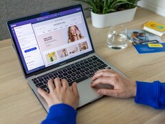 Egy laptopon gépelő kezek, amelyen egy online áruház látható.