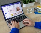 Egy laptopon gépelő kezek, amelyen egy online áruház látható.