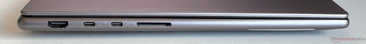 Balra: HDMI 2.1, 2x USB-C 4.0 w/ Thunderbolt 4 (40 Gbps, DisplayPort 2.1, tápellátás), SD-kártyaolvasó
