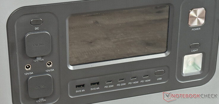 Az elülső oldalon: kijelző, 6 USB és egyéb egyenáramú port, bekapcsológomb és LED világítás