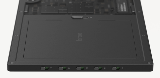 A felhasználó által cserélhető akkumulátor mellett a hardveres kapcsolók elvágják a rádiók, a mikrofon és a webkamera áramellátását. (Kép forrása Braxtech)