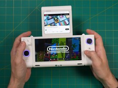 Russ a Retro Game Corps-tól a kezében a OneXSugar Sugar 1 kétképernyős kézi játékkonzollal, amelyen a fő képernyőn egy Nintendo játék, a másodikon pedig egy YouTube-videó fut. (Kép forrása: Retro Game Corps a YouTube-on)