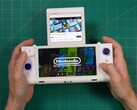 Russ a Retro Game Corps-tól a kezében a OneXSugar Sugar 1 kétképernyős kézi játékkonzollal, amelyen a fő képernyőn egy Nintendo játék, a másodikon pedig egy YouTube-videó fut. (Kép forrása: Retro Game Corps a YouTube-on)