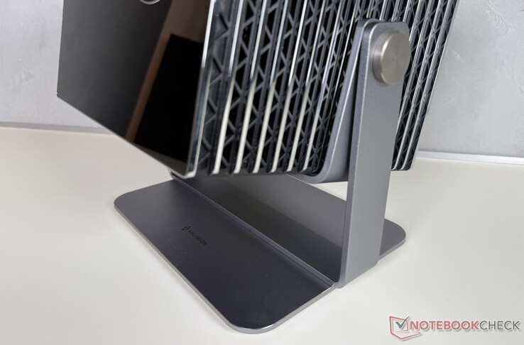 Az opcionálisan kapható kardánkerekes asztali állvány különösen egyszerű igazítást tesz lehetővé