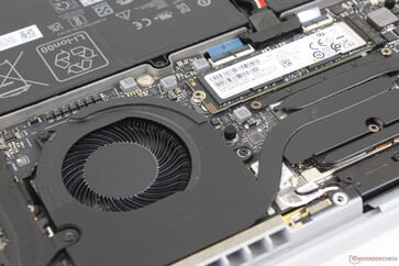 A hűtési megoldás kettős ventilátorokból (55 mm + 60 mm), három hőcsőből és 0,1 mm-es alumínium hűtőbordákból áll