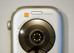 A legújabb fotókon állítólag a Apple Watch Series 10 prototípusa látható egy további érzékelővel. (Kép forrása: @StellaFudge)