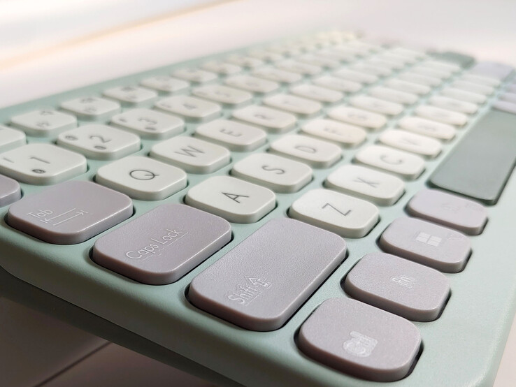 A homorú billentyűk segítik a pontosságot. (Kép forrása: Notebookcheck)