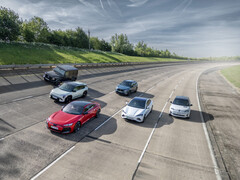 Elektromos autók egy brit úton. Az Egyesült Királyság autópiaca robbanásszerűen bővült az elektromos lehetőségekkel (Kép forrása: SMMT)