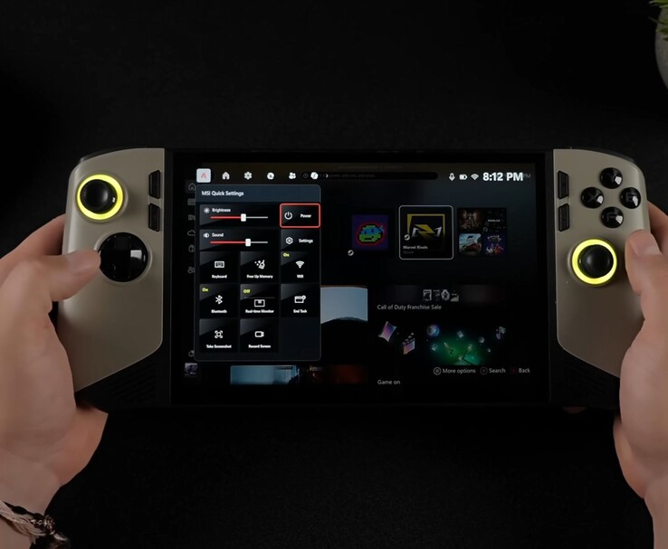 Az MSI Claw 8 AI kézi játék PC a Windows 11 Xbox teljes képernyős élményt mutatja, az MSI gyorsbeállítások panel megnyitásával, kiemelve a teljesítmény- és fényerőszabályzókat. (ETA Prime a YouTube-on keresztül)