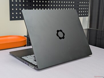 Az alumínium külső fedél szürke és ezüst színre korlátozódik, míg a belső műanyag keret további színekkel rendelkezhet