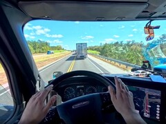 Egy Reddit-felhasználó egy teljes értékű SimRacing-beállítást épített a teherautójába.