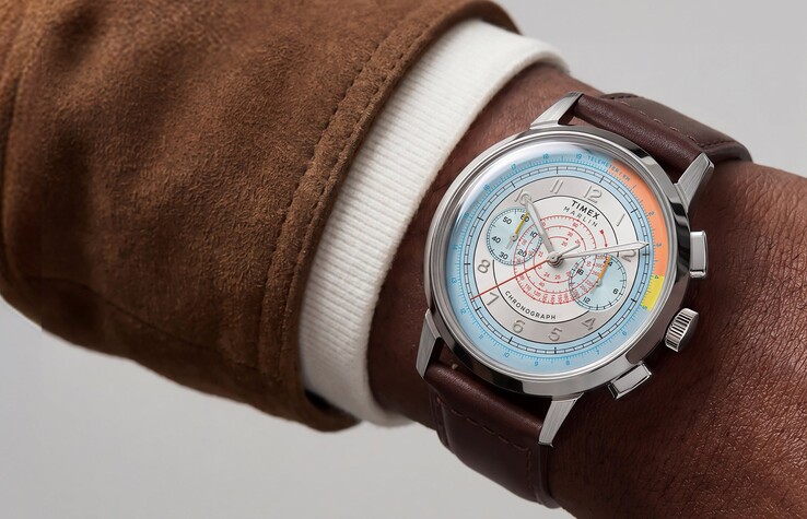 A csuklón viselt Timex Marlin Neo Classic Chronograph színes ezüst számlappal és barna bőr szíjjal.
