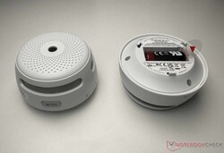 Az X-Sense XS01-M intelligens, hálózatra csatlakoztatható füstérzékelő (FS61) felülnézete és alulnézete