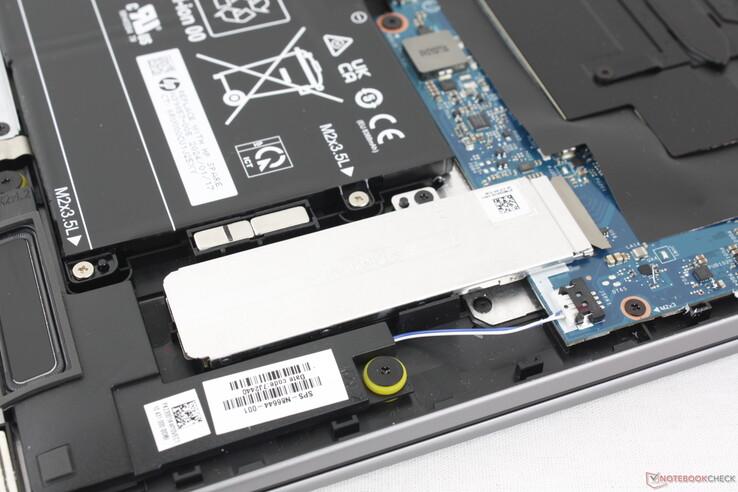 Csak egy M.2 2280 SSD-t támogat, másodlagos opciók nélkül