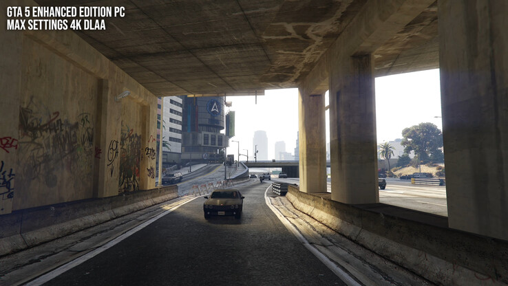 Bár a GTA 5 Enhanced Edition remek RT-effektusokkal rendelkezik, az assetek minősége a modern játékokhoz képest még mindig észrevehetően pixeles.