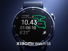 A Xiaomi Watch S5 luxus kialakítású, digitális koronával és egyetlen hardveres gombbal.