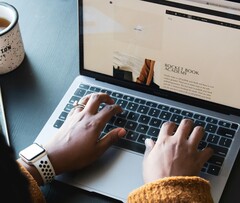 Egy munkás egy Apple Macbook Pro-t használ (Kép forrása: Daniel Thomas/Unsplash)