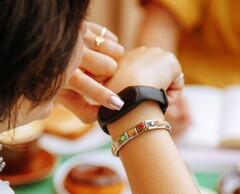 A Bee egy olcsó AI-karszalagot kínál két mikrofonnal. (Kép forrása: Bee)