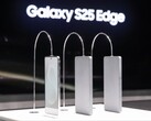 Galaxy Az S25 Edge (balra) a Galaxy S24 Ultra és a Galaxy S23 Ultra dummy egységek mellett a januári Galaxy Unpacked 2025 rendezvényen. (Kép forrása: Fnnews)