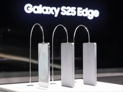 Galaxy Az S25 Edge (balra) a Galaxy S24 Ultra és a Galaxy S23 Ultra dummy egységek mellett a januári Galaxy Unpacked 2025 rendezvényen. (Kép forrása: Fnnews)