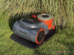A Navimow H2 a töltőállomásán