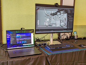 Blade 18 bemutató a GDC2024-en számos kiegészítővel, köztük egy külső 5K képernyővel és TB 5-tel összekötve