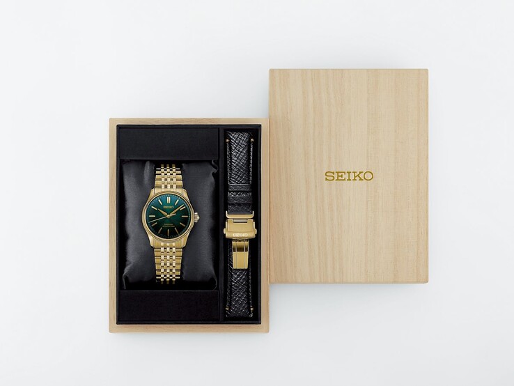 A Seiko Presage Classic x Tradman’s Bonsai karóra és a hozzá tartozó fekete bőr szíj egy fa díszdobozban.