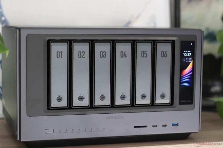 A NAS kijelzővel rendelkezik