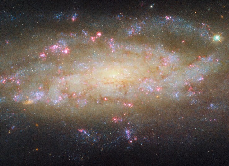 Az NGC 7456 spirálgalaxis Hubble által rögzített képe (A kép forrása: ESA/Hubble, NASA, és D. Thilker)