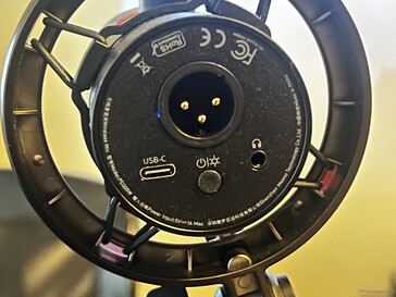 Alul: XLR bemenet, USB-C, bekapcsoló/LED gomb, 3,5 mm-es hangkimenet