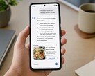 Egy okostelefont tartó kéz, amelyen egy mesterséges intelligencia által generált válasz látható, alatta egy szponzorált hirdetéssel