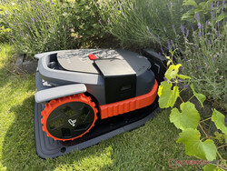 Navimow X3 a töltőállomáson
