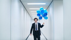 A Severance egyben a késő kapitalizmus irodai kultúrájának éles paródiája is. (Kép forrása: Apple TV+)