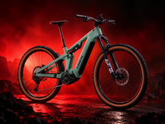 A Trek Powerfly+ FS 8 Gen 4 eMTB a Bosch Performance Line CX középmotorjával rendelkezik