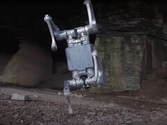 Az Unitree A2 Stellar Hunter nemcsak táncolni tud, hanem akár 66 fontot is képes a hátán cipelni. (Kép forrása: Untitree via YouTube) 