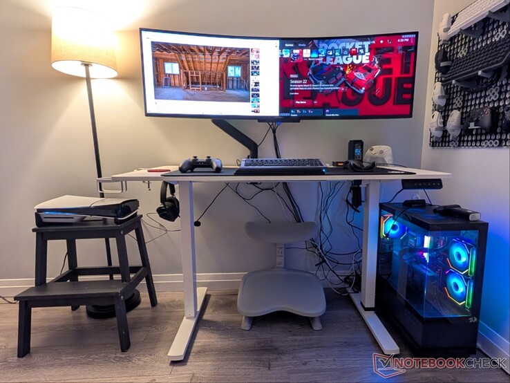 Az Arctis Nova Pro Omni csatlakoztatva a PC-hez, a PS5-hez és a Pixel 9 Pro XL-hez (ne vegyétek figyelembe a kábelrengeteget).