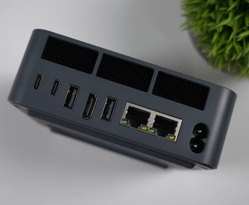 A Beelink EQi 304 mini PC hátsó I/O-paneljén két Thunderbolt 4-port, HDMI, USB Type-A-portok, két Ethernet-port és a tápcsatlakozó látható.
