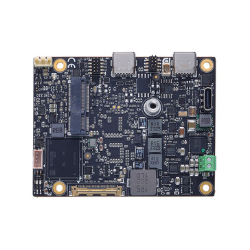 Az egyik USB-C port felfelé néz. (Kép forrása: Axiomtek)
