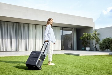 A Bluetti Elite 400 visszahúzható teleszkópos fogantyúval és simán gördülő kerekekkel rendelkezik (Kép forrása: Bluetti)