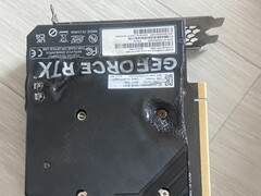 Egy EmTek StormX Dual RTX 4060 Ti GPU megolvadt hátlapja. (Kép forrása: user_634494 a Quasar Zone oldalon)