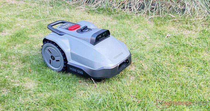 A TerraMow Mini 500 robotfűnyíró működés közben