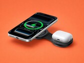Az új Ugreen MagFlow 2-in-1 töltő összecsukva tenyérnyi méretűre kicsinyíthető.