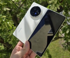 A Vivo X Fold 5 könnyebb lesz, mint az itt látható Vivo X Fold 3 (kép forrása: Notebookcheck)