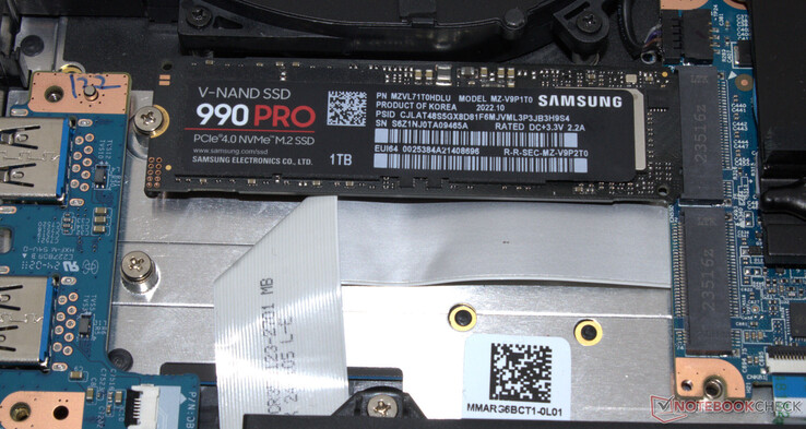 Két PCIe 4 SSD számára van hely.