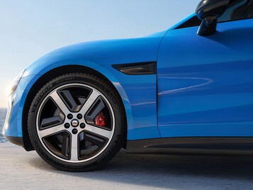 Xiaomi SU7 (2026) az új Capri Blue színben: Az elektromos sportos szedán nem csak egy kisebb ráncfelvarrást kap. (Kép forrása: Xiaomi)