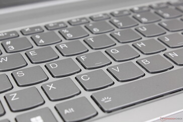 Lágyabb visszajelzés a billentyűkkel, mint például a ThinkPad vagy a HP EliteBook zászlóshajókhoz képest