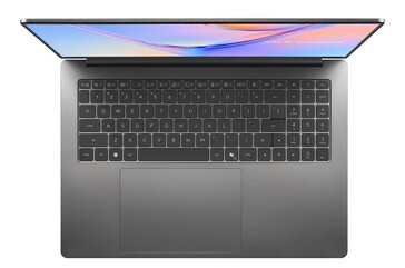 Asus Vivobook S16 felülnézetből, a billentyűzettel és az érintőpaddal