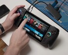 Asus ROG Ally X Bazzite futtatásával, a képernyőn látható játékcímekkel és csatlakoztatott USB-eszközökkel. (Kép forrása: Dawid Does Tech Stuff)