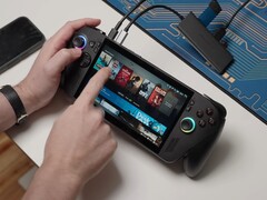 Asus ROG Ally X Bazzite futtatásával, a képernyőn látható játékcímekkel és csatlakoztatott USB-eszközökkel. (Kép forrása: Dawid Does Tech Stuff)